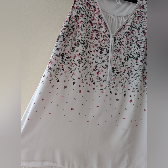 White Tank Zipper With Floral Motif - Picture 3 of 5